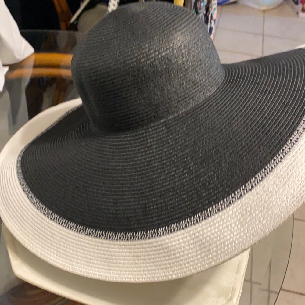 Nine West Ladies Floppy Hat Black and White